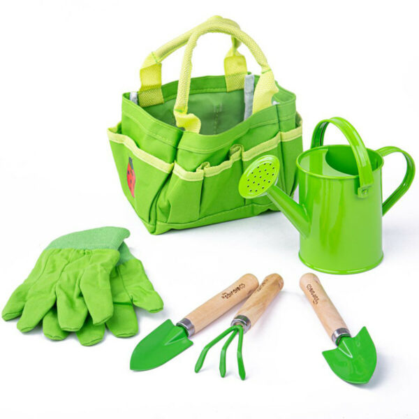 Ces outils de jardinage pour enfant sont présentés dans un joli sac en toile de couleur verte qui contient : une paire de gants de jardin, une truelle, une pelle et un râteau à main, un arrosoir en métal vert.