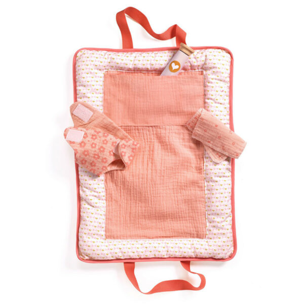 Ce sac à langer transportable de couleur rose est un accessoire de poupée nécessaire lorsque l'on veut changer son poupon ou sa poupée.