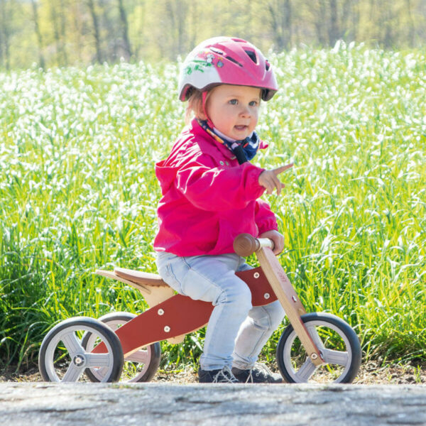 Dès 18 mois, on démarre avec 3 roues. Le mode tricycle rassure l'enfant et l'aide à développer sa motricité.