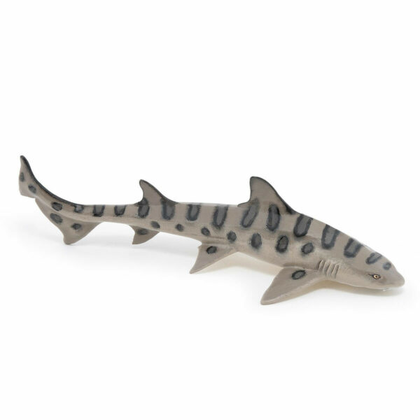 La figurine Requin léopard propose un plongeon dans les mers et les océans. On y découvrira toutes sortes de créatures marines que les petits et les grands auront plaisir à animer.