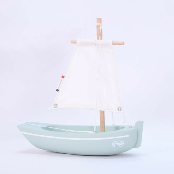 Le bateau vert en bois le Misainier est un petit canot de 22cm, idéal pour la plage ou pour le bain.