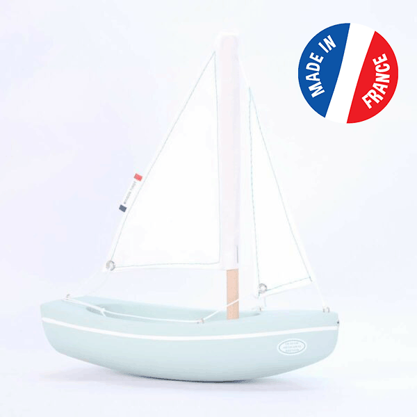 Découvrez ce superbe Bateau vert en bois : le Sloop, un petit voilier de 21 cm qui accompagnera vos enfants dans leurs aventures nautiques.