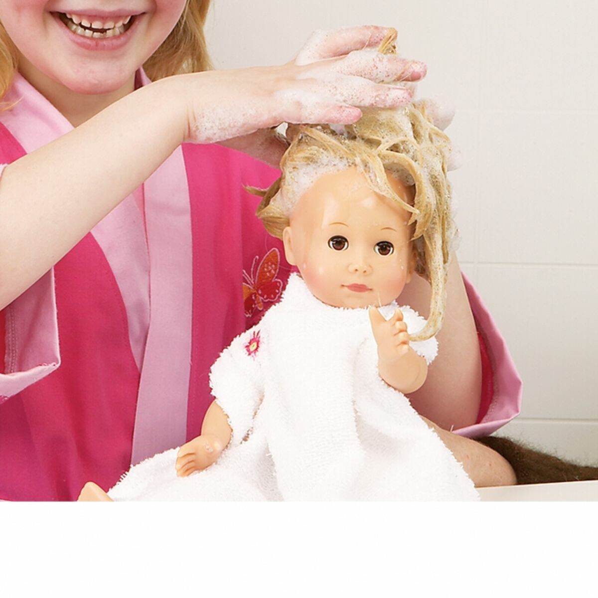 Paula-la-fée Poupée paula la fée elle a de longs cheveux blonds lavables.