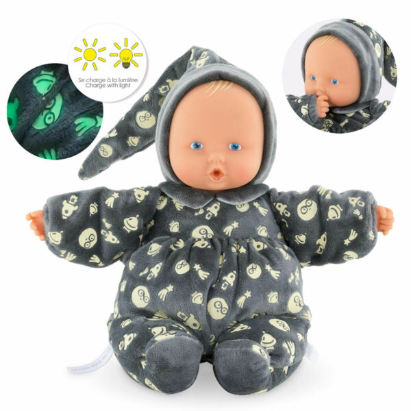 Le Poupon Babipouce Brille dans la Nuit est un adorable Bébé vêtu d'un joli pyjama gris aux motifs fluorescents et coiffé d'un bonnet de nuit assorti.