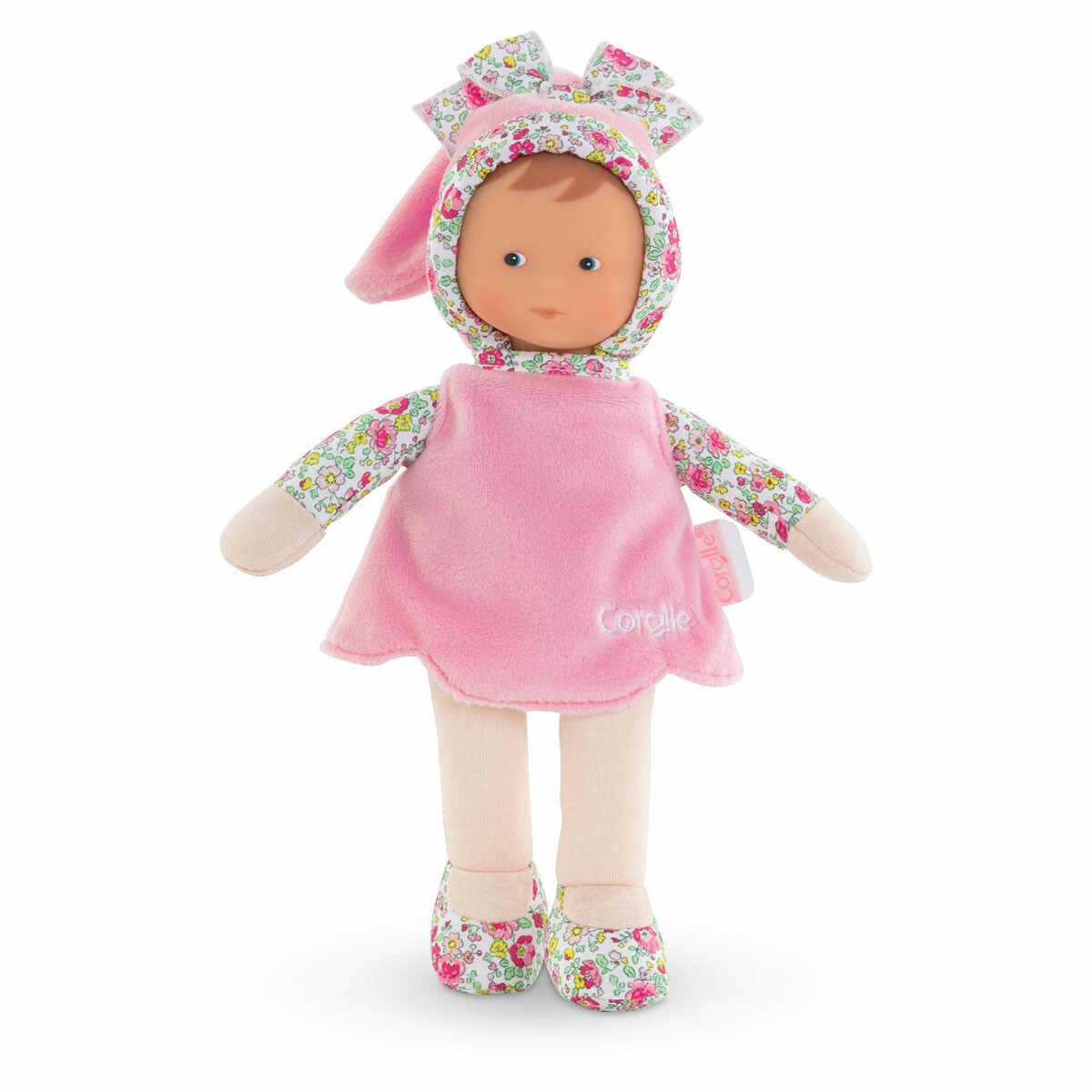 Miss-Rose-Jardin-des-Fleurs Très légère et toute douce, cette poupée de petite taille (25 cm) est aussi un adorable doudou que l'on peut câliner. On peut facilement l'attraper par ses bras, ses jambes et même sa queue de cheval !