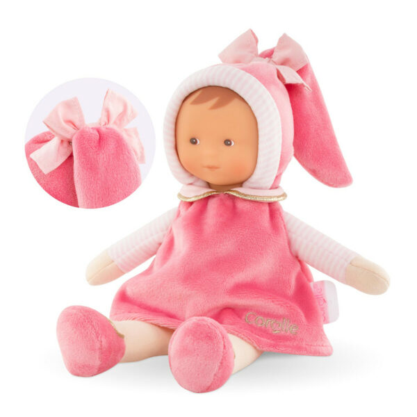 La Poupée Miss Rose Pays des Rêves est un adorable Bébé en tissu rose et beige que l’on peut emporter partout.