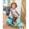 D'une grande stabilité (ce vélo a 3 roues) et d'une sécurité absolue, le scooter vespa en métal vert menthe est parfait pour les enfants dès 1 an.