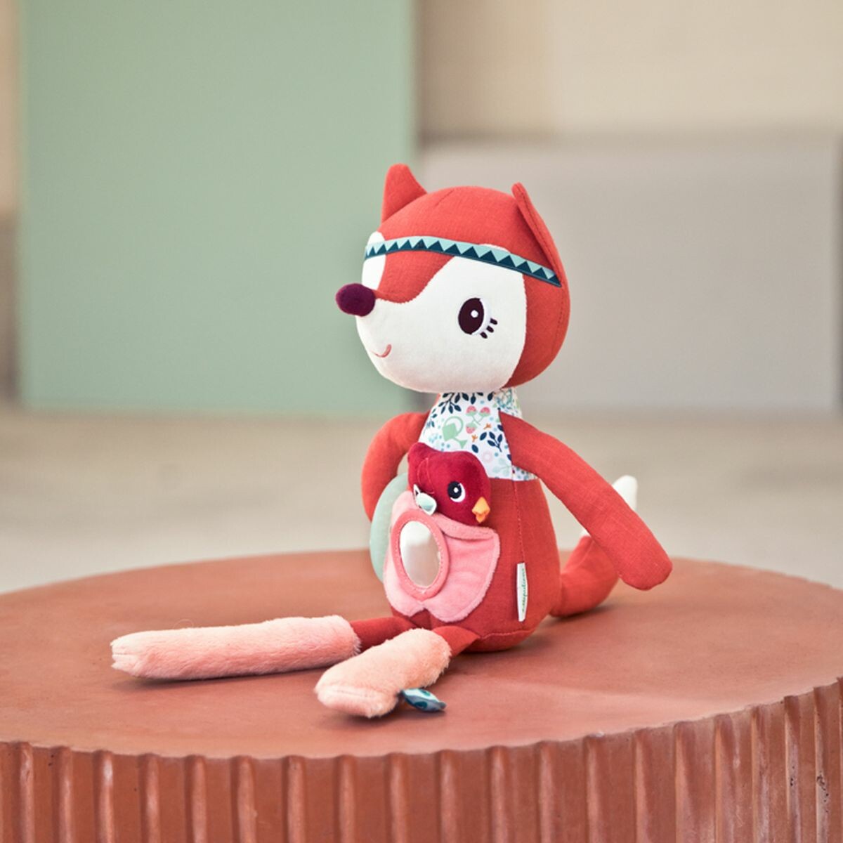 Peluche-activites-Caline-Aline Dès l'âge de 9 mois, Bébé va adorer cette peluche d'activités Calîne-Alice. Très douce et très câline, ce jouet d'éveil va stimuler les sens de bébé et l'aider à découvrir le monde qui l'entoure. Cette peluche stimule la vue, l’ouïe, l'imagination, la réflexion et la motricité fine.