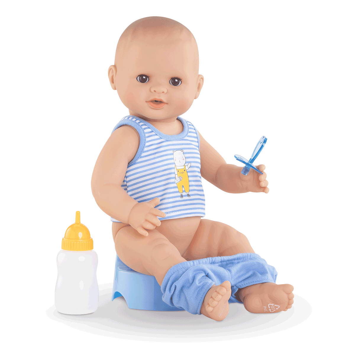 Comme un vrai bébé, Paul prend son biberon (à remplir d'eau).