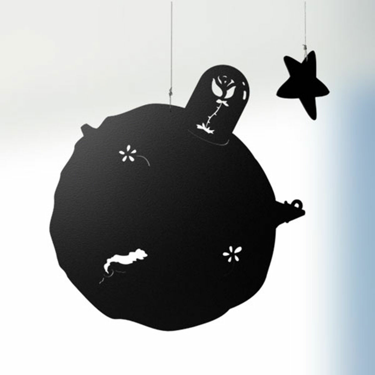 Apparaissant comme des ombres chinoises qui flottent dans l'air, les personnages et éléments de l'œuvre de Saint-Exupéry se reconnaissent grâce à leur silhouette finement découpée : Le Petit Prince, le Renard, la rose, l'avion, la planète et les étoiles..., tous sont là pour faire revivre des souvenirs inoubliables !