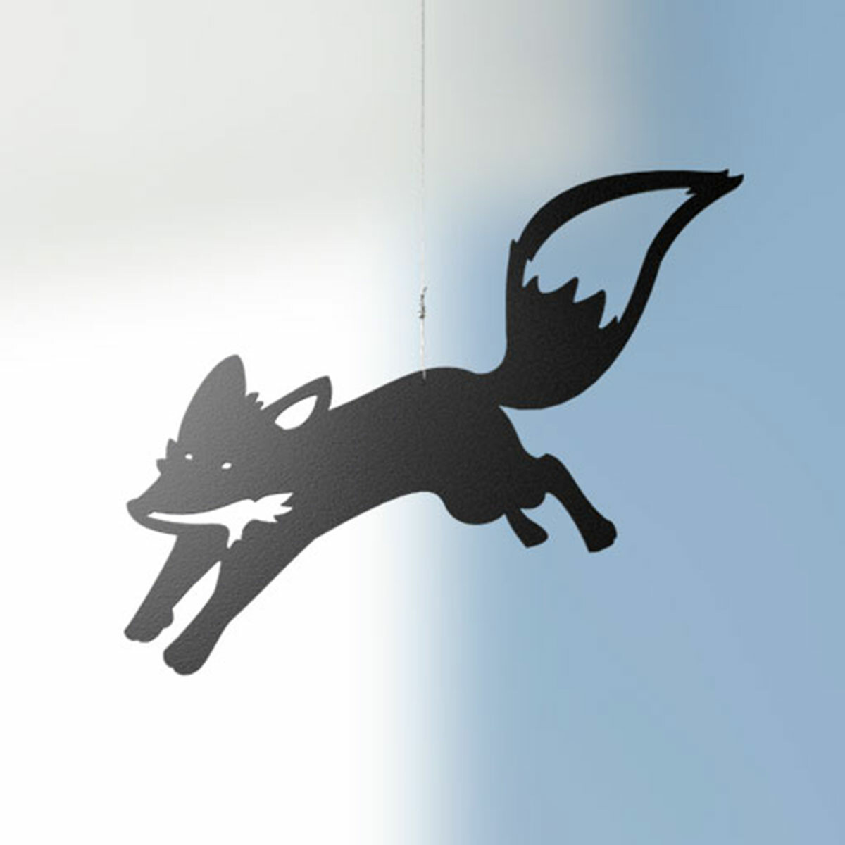 Avec ses figurines découpées au laser et assemblées à la main, ce mobile élégant aux finitions très soignées décorera à merveille une chambre d'enfant ou tout autre pièce.