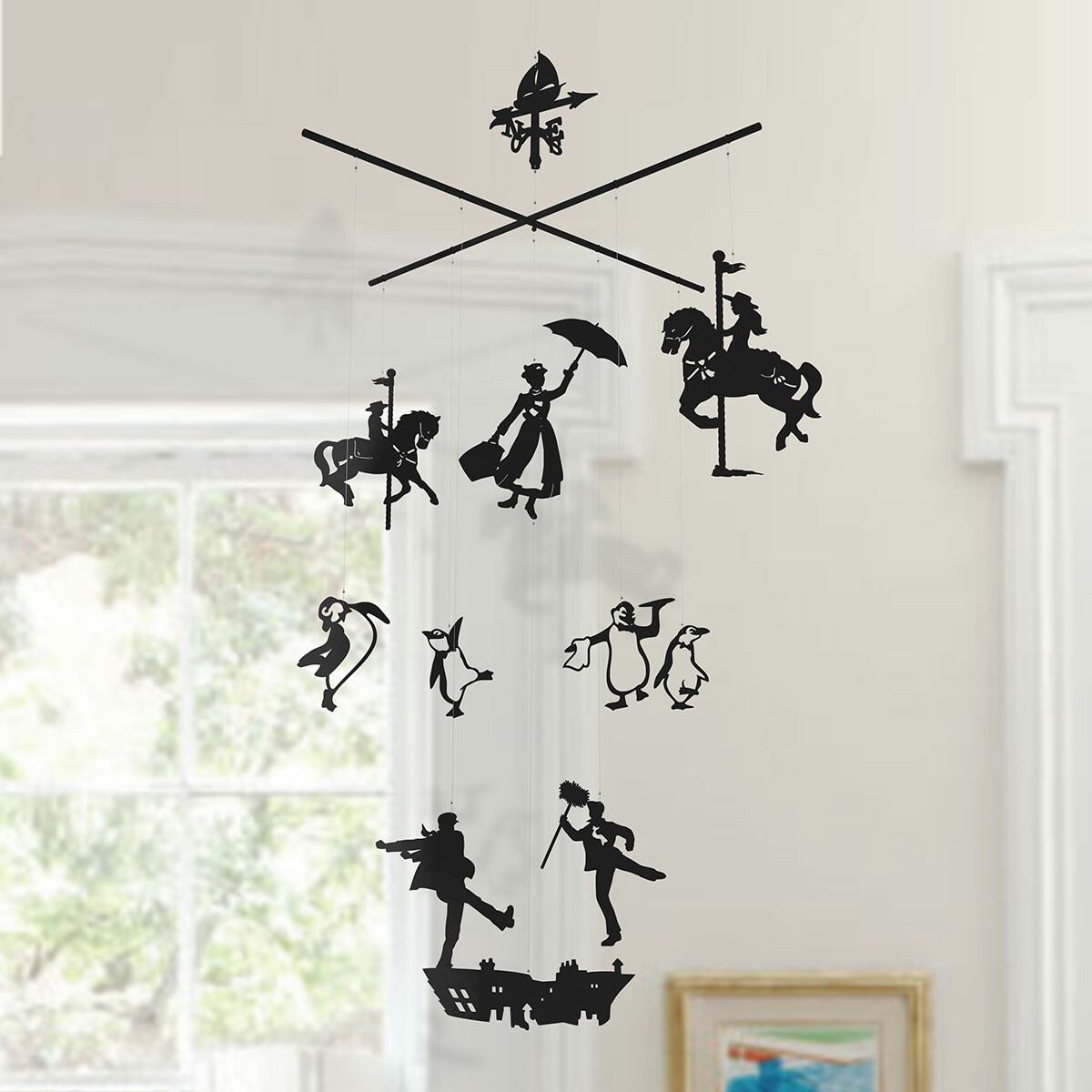 Mobile-Mary-Poppins Apparaissant comme des ombres chinoises qui flottent dans l'air, tous les personnages du film se reconnaissent grâce à leur silhouette finement découpée : la gouvernante Mary Poppins, les enfants Jane et Michael Banks chevauchant les chevaux du carrousel, les serveurs pingouins, le ramoneur sur les toits. Tous les personnages et même les toits de Londres sont là pour faire revivre des souvenirs inoubliables !