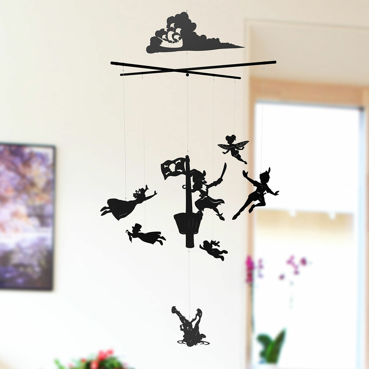 Apparaissant comme des ombres chinoises qui flottent dans l'air, les personnages du film se reconnaissent grâce à leur silhouette finement découpée : Peter Pan, Wendy, Jean, Michel, la Fée clochette, le Capitaine Crochet et même son crocodile sont là pour faire revivre des souvenirs inoubliables !