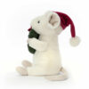 Cette jolie souris est déjà prête pour Noël. Elle serre entre ses pattes une couronne de Noël verte décorée d'un nœud rouge.