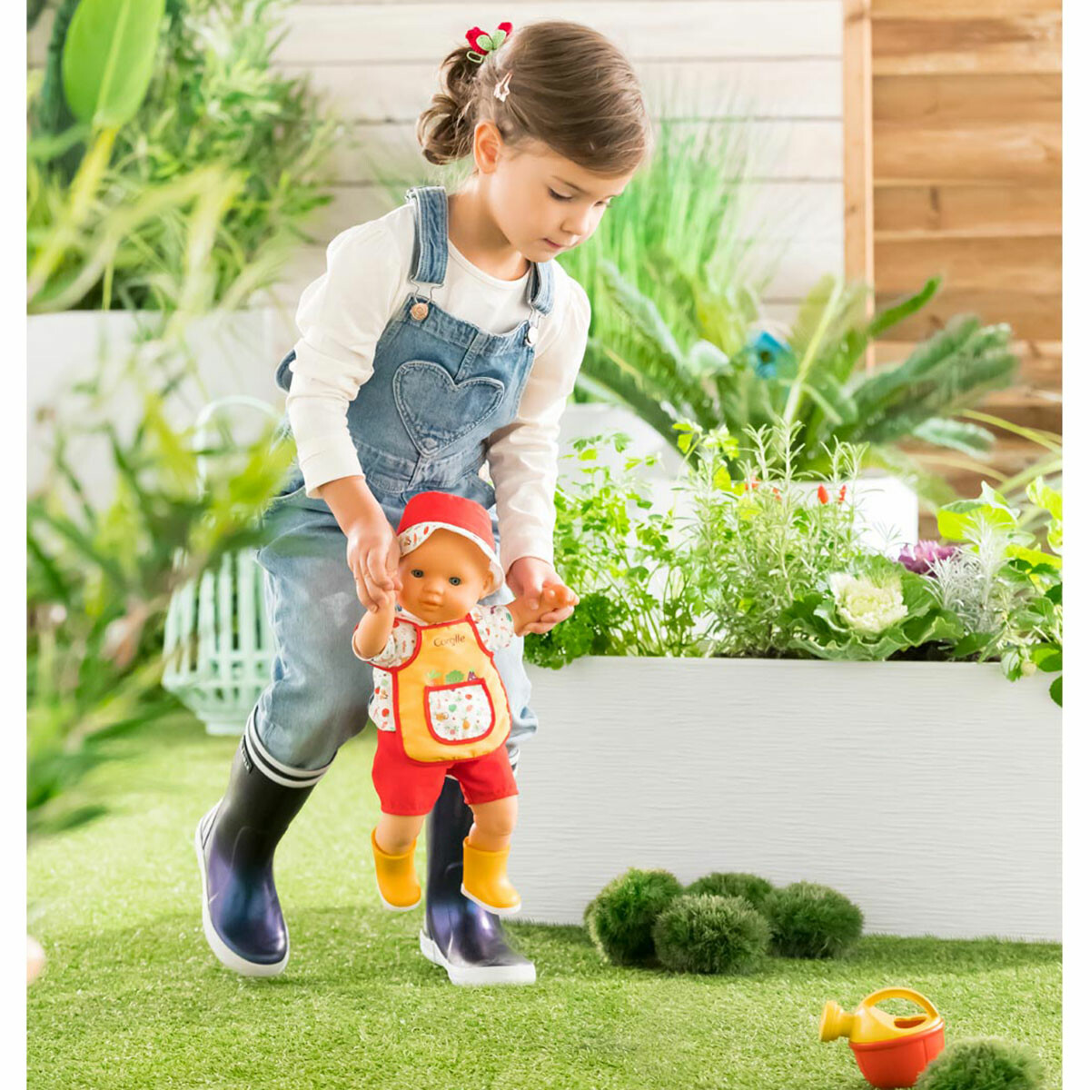 Poupon-Charly-La-Fête-du-Potager Le corps souple de Charly lui permet de bouger facilement et il tient bien assis. Ce jouet d'imitation donne envie de s'initier aux joies du jardinage et de faire comme les grands. Ce poupon de grande qualité et son arrosoir sont présentés dans un joli coffret cadeau prêt à jouer.