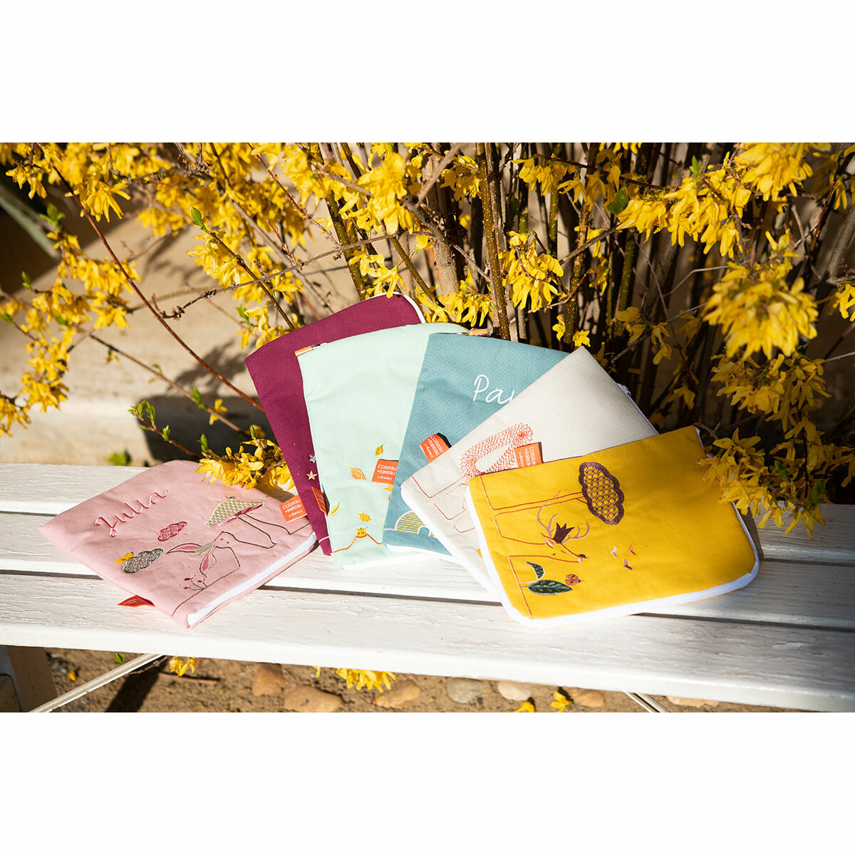 Grâce à cette jolie protection, le carnet de santé ne s'abîme pas lors des nombreuses visites chez le pédiatre que l'on doit faire pendant l'enfance.