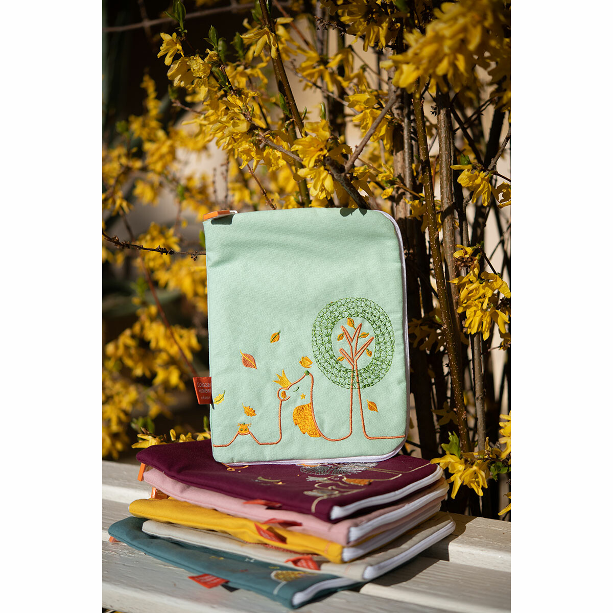 Grâce à cette jolie protection, le carnet de santé ne s'abîme pas lors des nombreuses visites chez le pédiatre que l'on doit faire pendant l'enfance.