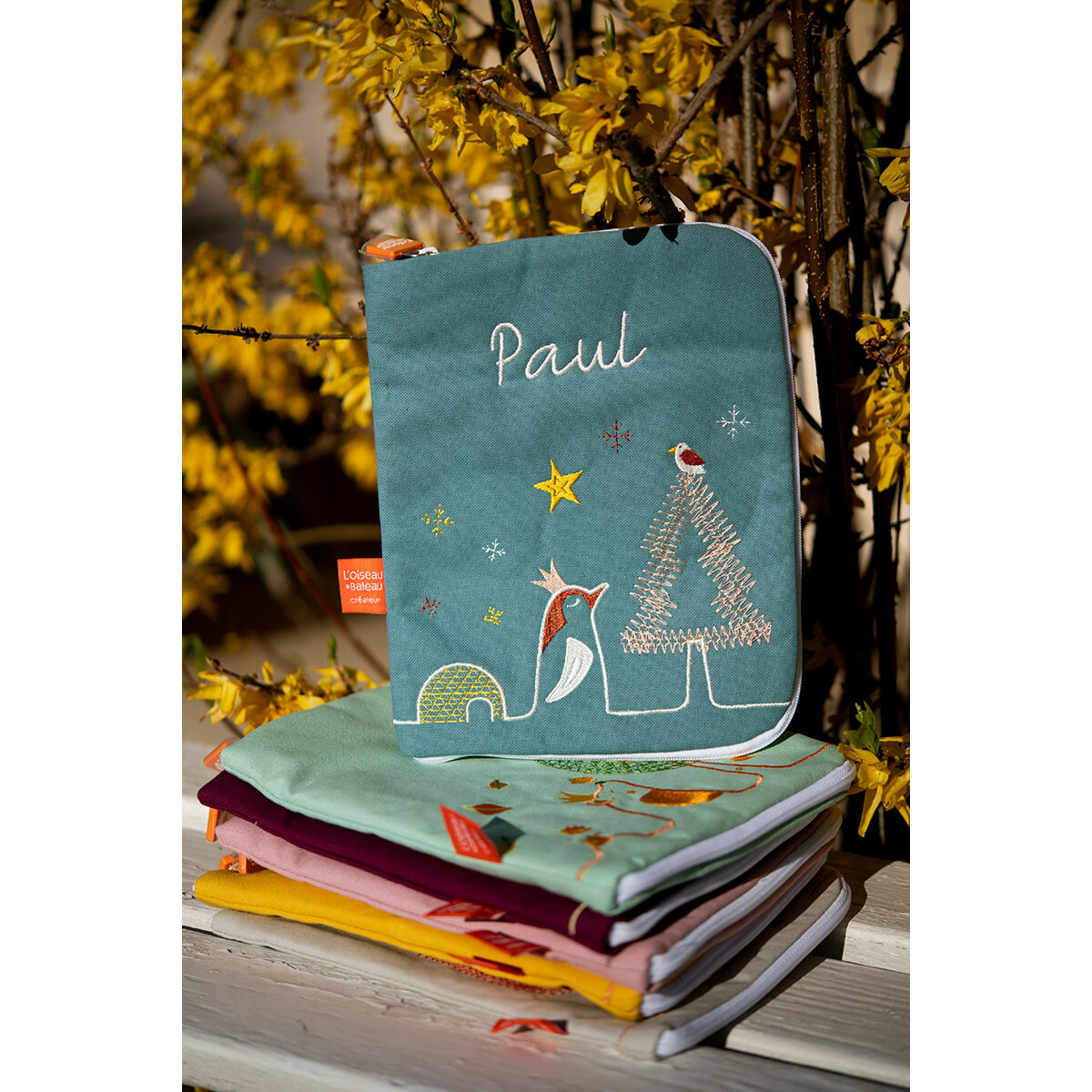 Protège-Carnet-de-Santé-Pingouin Avec ses finitions très soignées, ce carnet de santé est le cadeau de naissance idéal qui sera conservé pendant toute la vie.