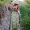 une cape de dinosaure que les enfants adorent