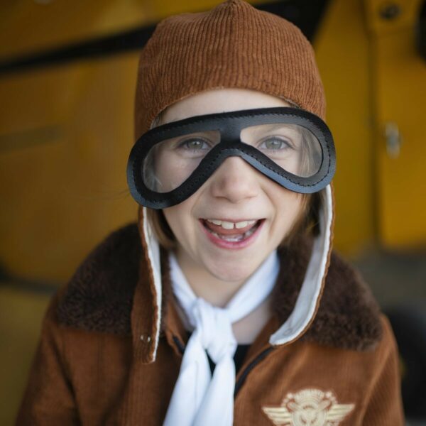 Un chapeau d'aviateur, une veste, des lunettes et un foulard