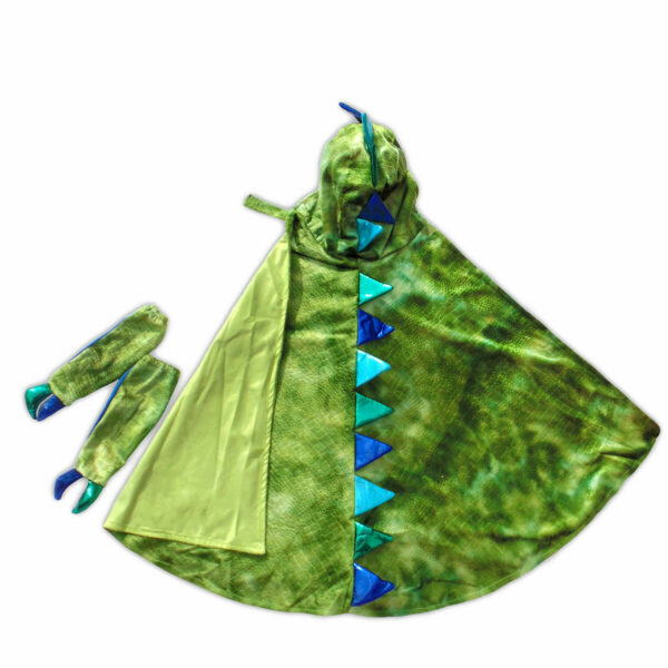 Le costume comprend une cape ornée d'écailles proéminentes vertes et bleues (heureusement toutes douces !) et une paire de longs gants avec des griffes rembourrées qui viennent se fixer sur les avant-bras