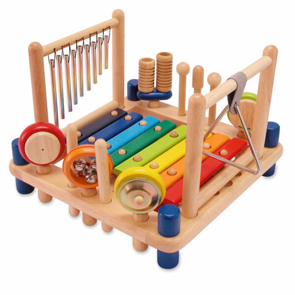 Ce centre d'activités musicales en bois massif très complet est un jouet d'activités pour enfant livré avec 14 instruments de musique différents !