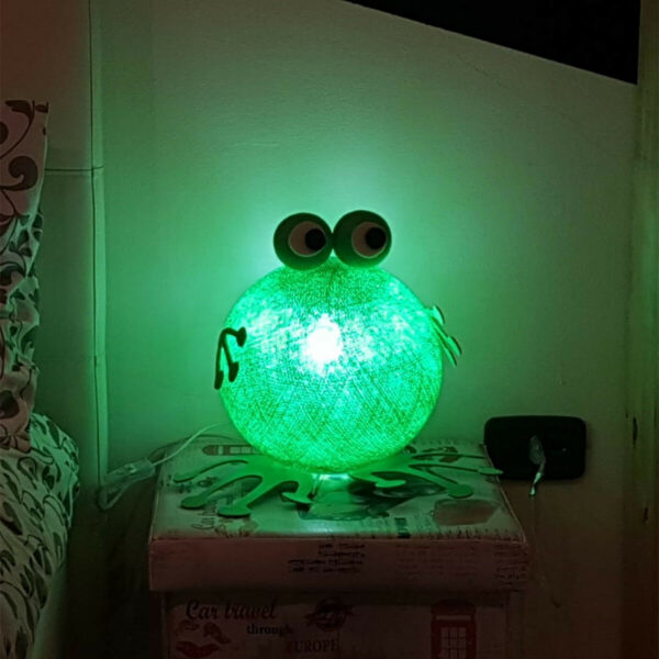 Cette belle Lampe de chevet eco-responsable en forme de Grenouille est parfaite pour décorer la chambre de votre enfant ou de votre bébé.