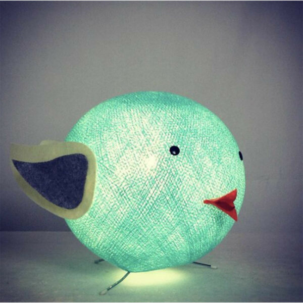 Cette belle Lampe de chevet eco-responsable en forme d' Oiseau est parfaite pour décorer la chambre de votre enfant ou de votre bébé