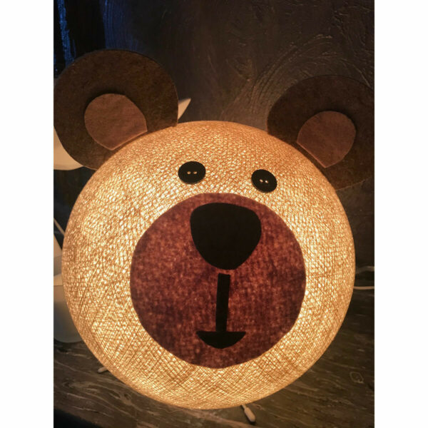 Cette belle Lampe de chevet eco-responsable en forme d' Ours est parfaite pour décorer la chambre de votre enfant ou de votre bébé.
