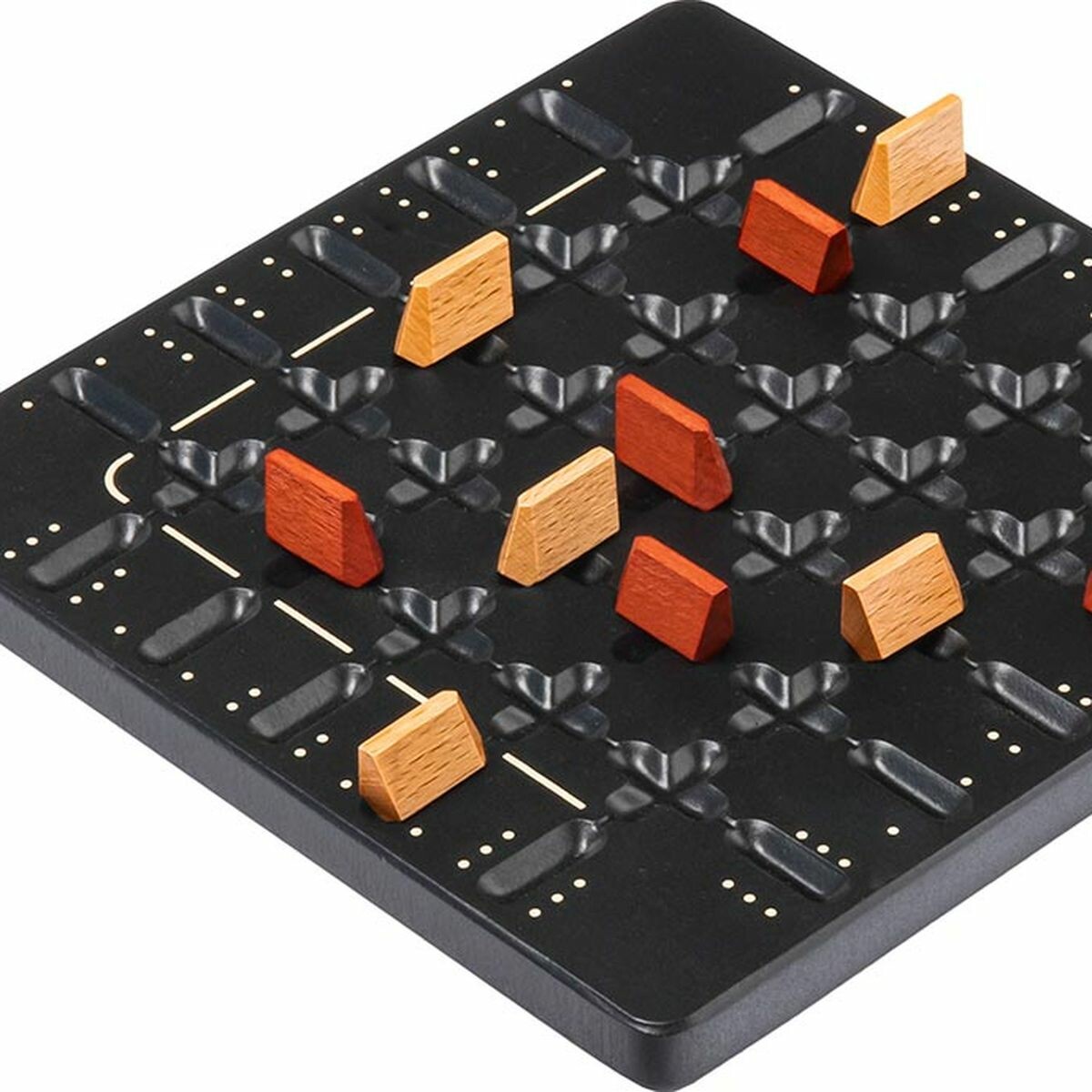 Au début, chacun se place derrière sa ligne blanche. Chacun son tour, vous avancez un de vos pions. Il faut avancer selon la force indiquée sur la zone de départ, en fonctions du nombre de points dessinés sur le plateau