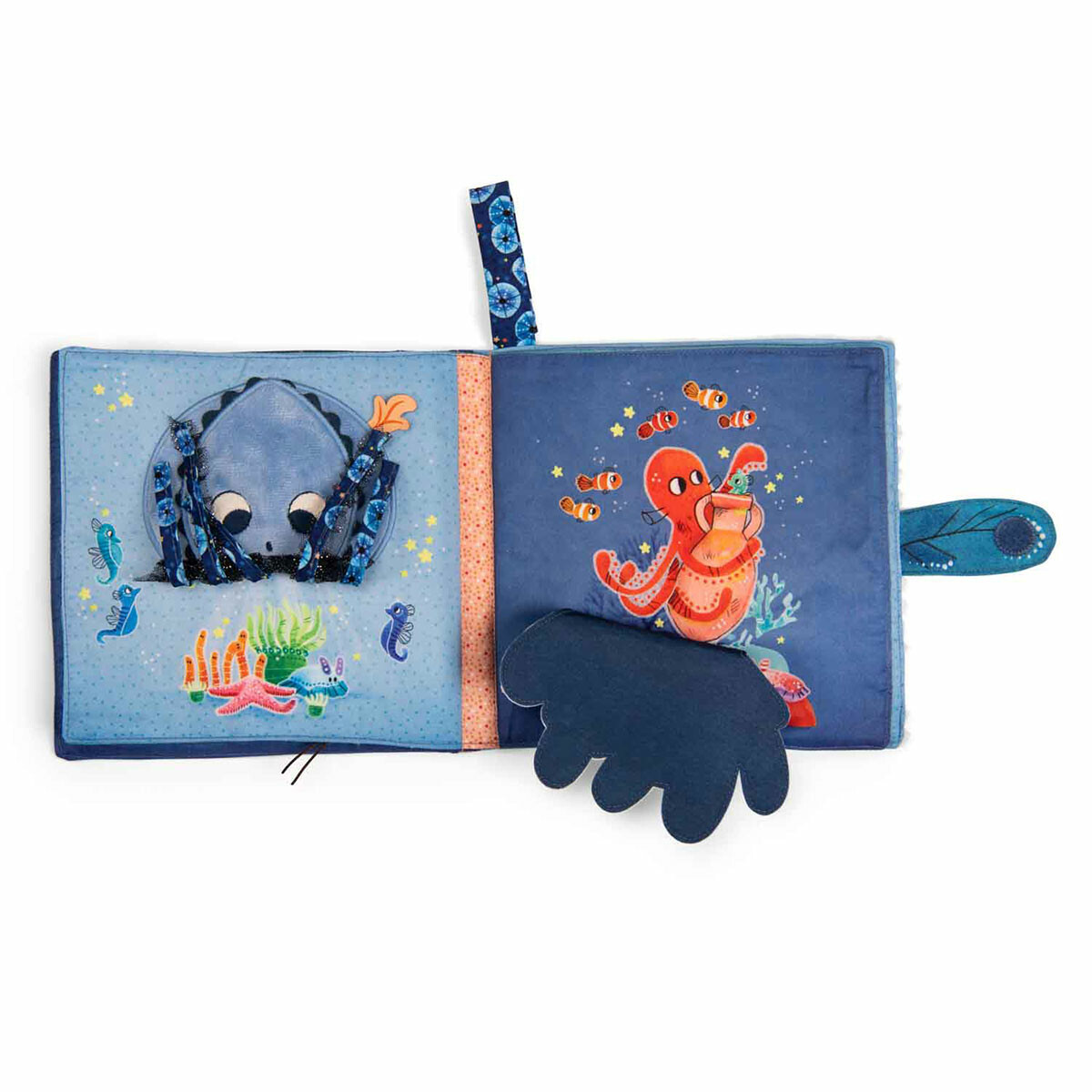 Ce livre en tissu aux finitions très soignées est un cadeau de naissance original pour vivre plein d'aventures marines.