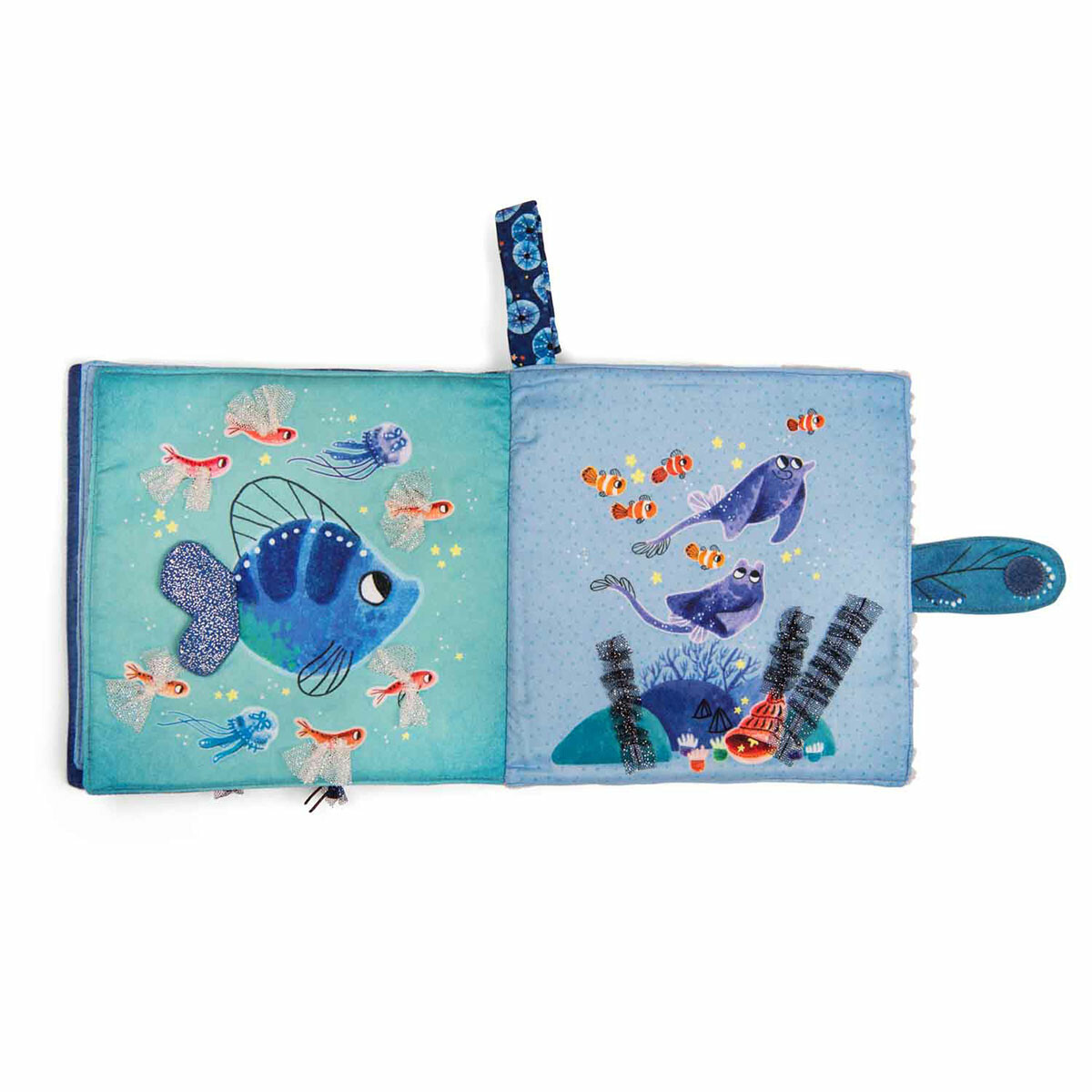 Ce très beau livre en tissu sur le thème de la mer éveille la curiosité de Bébé et stimule ses sens par ses belles couleurs et les activités de cache-cache qu'il propose. Un livre d'activités très complet qui fera un très beau cadeau de naissance.