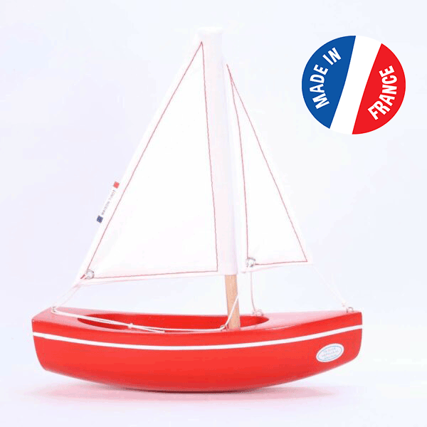 Découvrez ce superbe Bateau rouge en bois : le Sloop, un petit voilier de 21 cm qui accompagnera vos enfants dans leurs aventures nautiques.