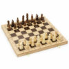 Ce  jeu d'échecs en bois est présenté dans un élégant coffret pliant sérigraphié.