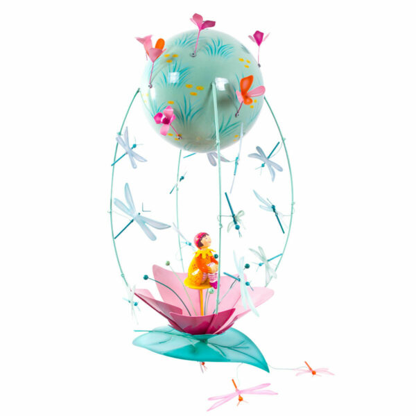 Le mobile, long de 45 cm, est dans les tons bleu et rose. Il représente un globe qui soutient un nénuphar dans lequel se tient une petite fille.