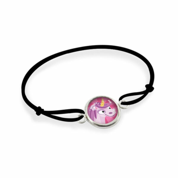 Ce délicat bracelet pour enfant est illustré d'un petit médaillon à l'effigie d'une adorable licorne rose.