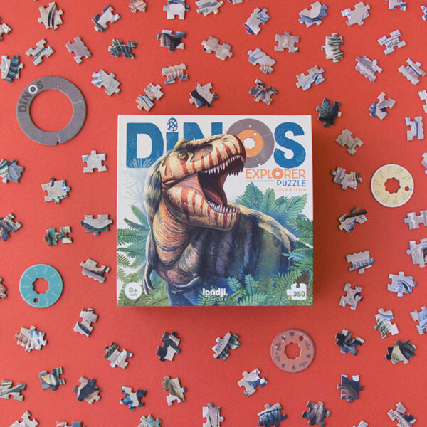 Ce puzzle de 350 pièces en carton recyclé est un jeu éducatif qui permet de partir à la découverte du monde fantastique des dinosaures