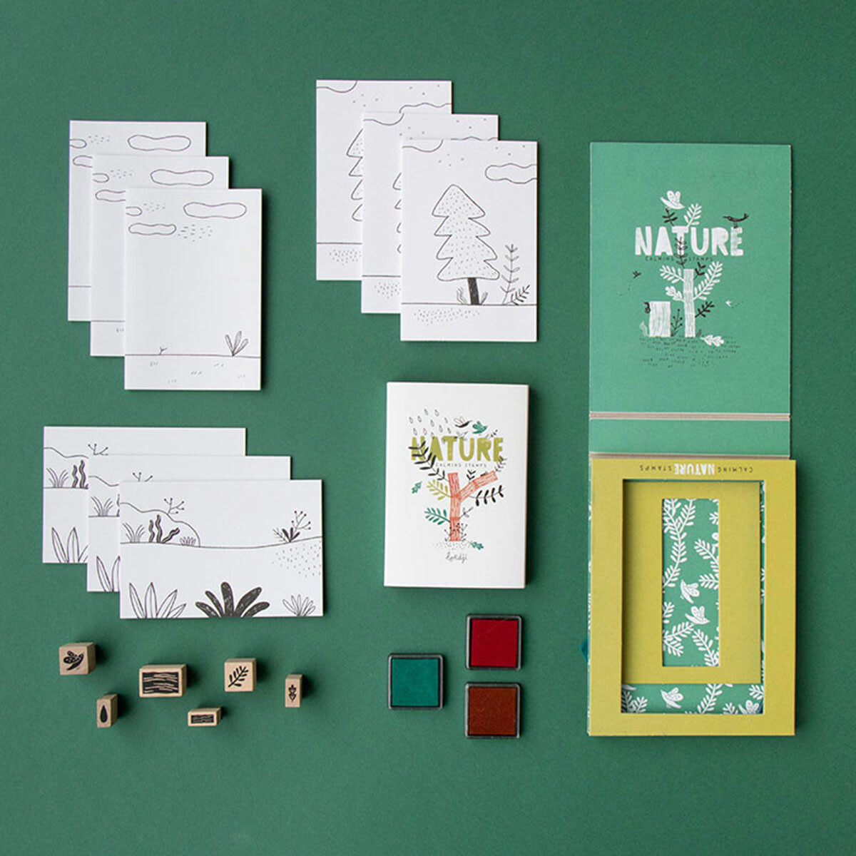 Ce jeu permet de reproduire le dessin des tampons (arbres, feuilles, oiseaux, insectes..) , de les colorier et de créer son propre dessin en associant les formes et variant les couleurs.
