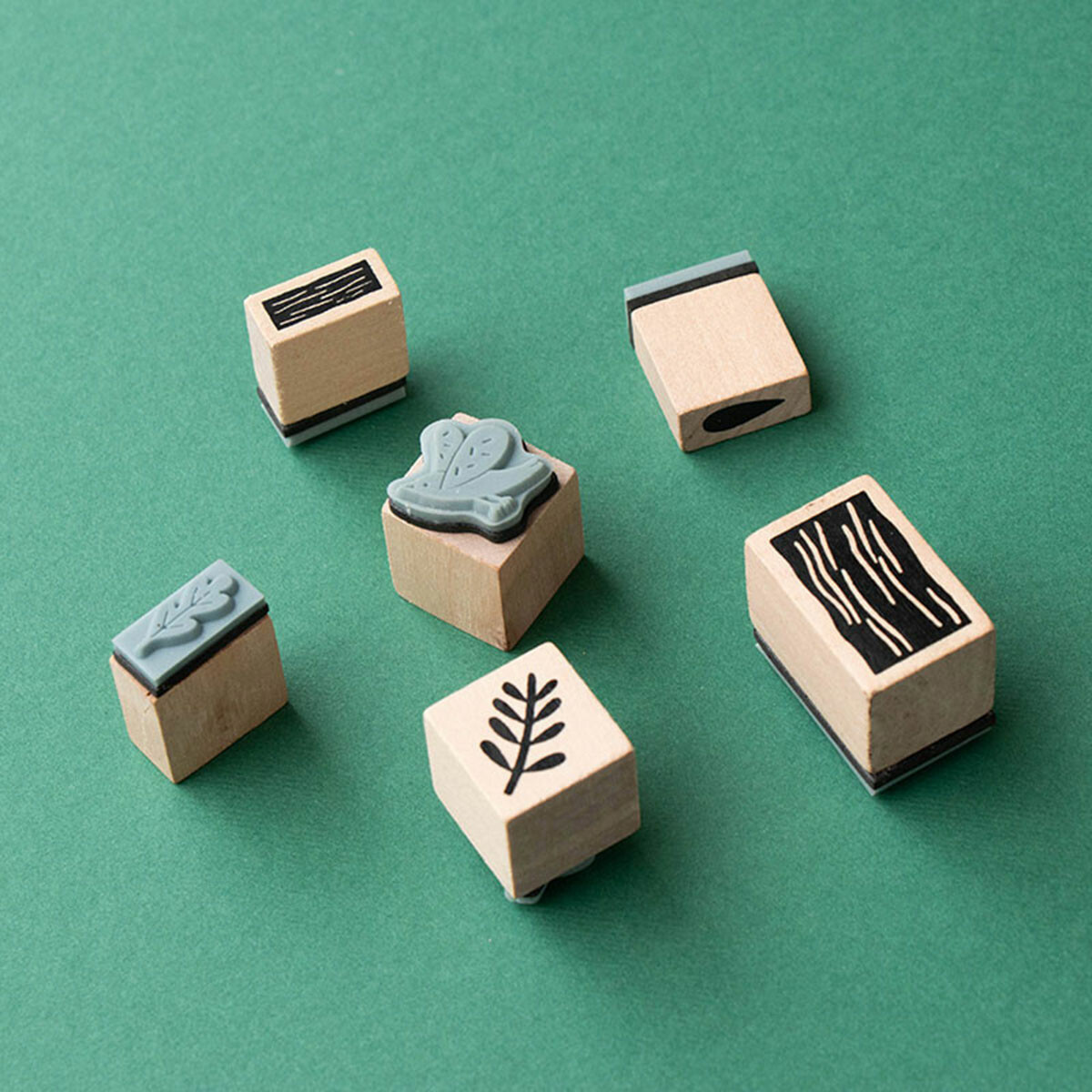 Le kit comprend 6 tampons en bois, 9 feuilles dépliantes et des encres de 3 couleurs.