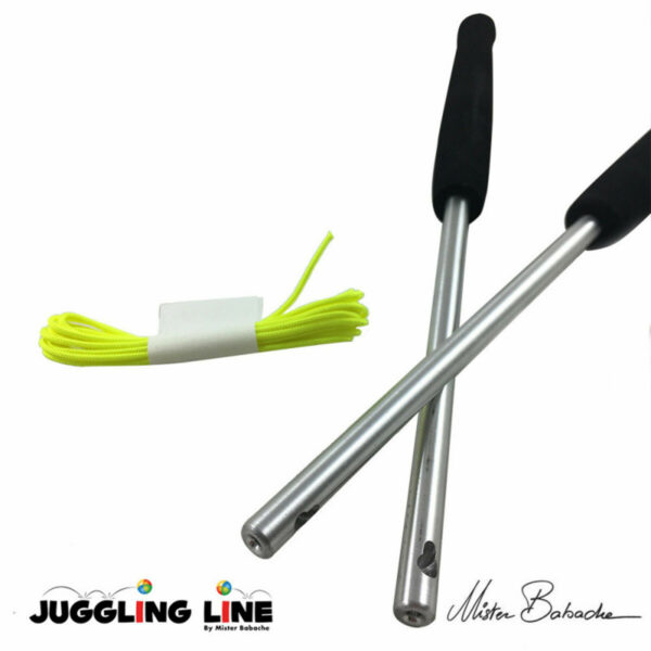 Découvrez ces 2 baguettes avec ficelle pour diabolo en Aluminium de 29,5 cm de long avec un manche noir.