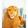 Avec sa belle fourrure couleur miel et son allure majestueuse, ce superbe lion sera vite adopté par les enfants de tous les âges.