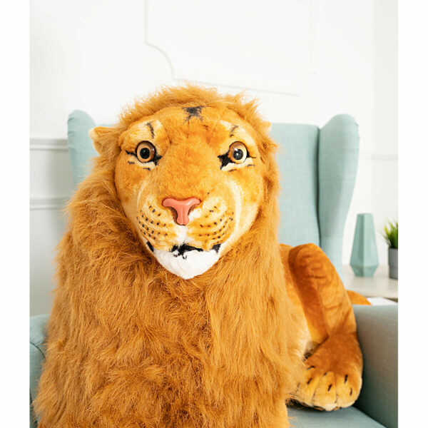 Avec sa belle fourrure couleur miel et son allure majestueuse, ce superbe lion sera vite adopté par les enfants de tous les âges.