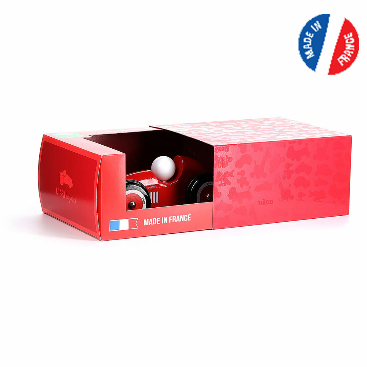 voiture-rouge-en-bois Cette voiture est fabriquée en France dans le Jura et est laquée suivant un procédé unique d'immersion dans des bains de laque