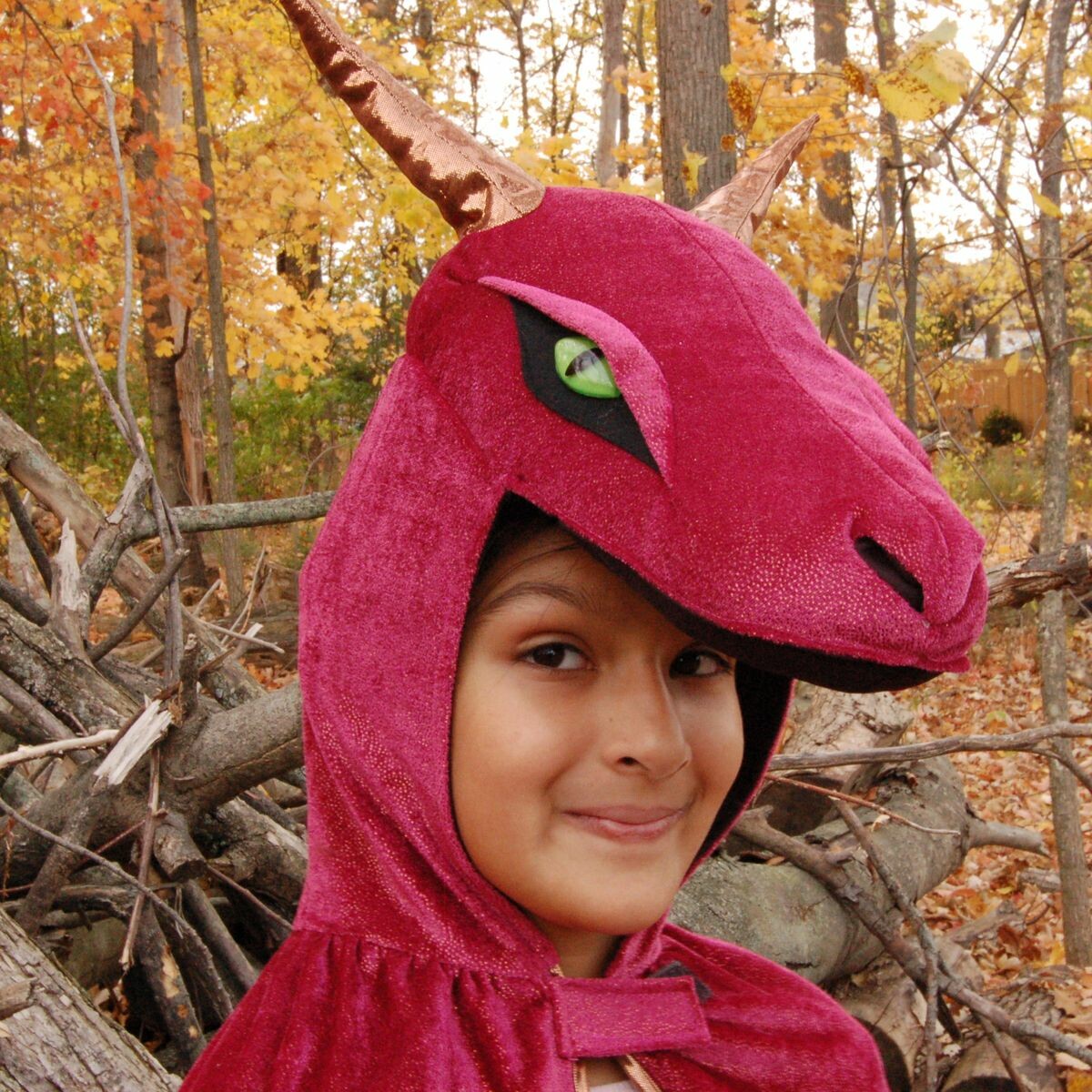 Cape-dragon-rouge Voilà un accessoire de déguisement amusant qui encourage le jeu créatif et le développement de l'imagination des enfants.