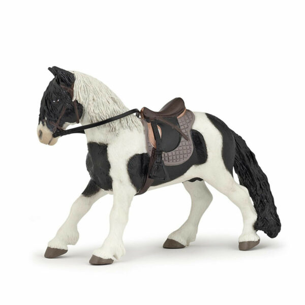 La figurine Poney avec selle vous fait découvrir le monde de l'équitation.
