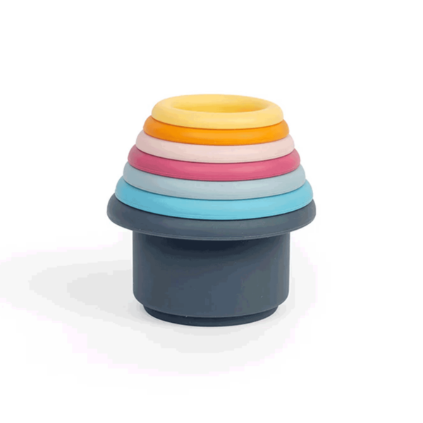 Il se compose de 7 gobelets colorés de tailles différentes qui peuvent être empilés les uns sur les autres