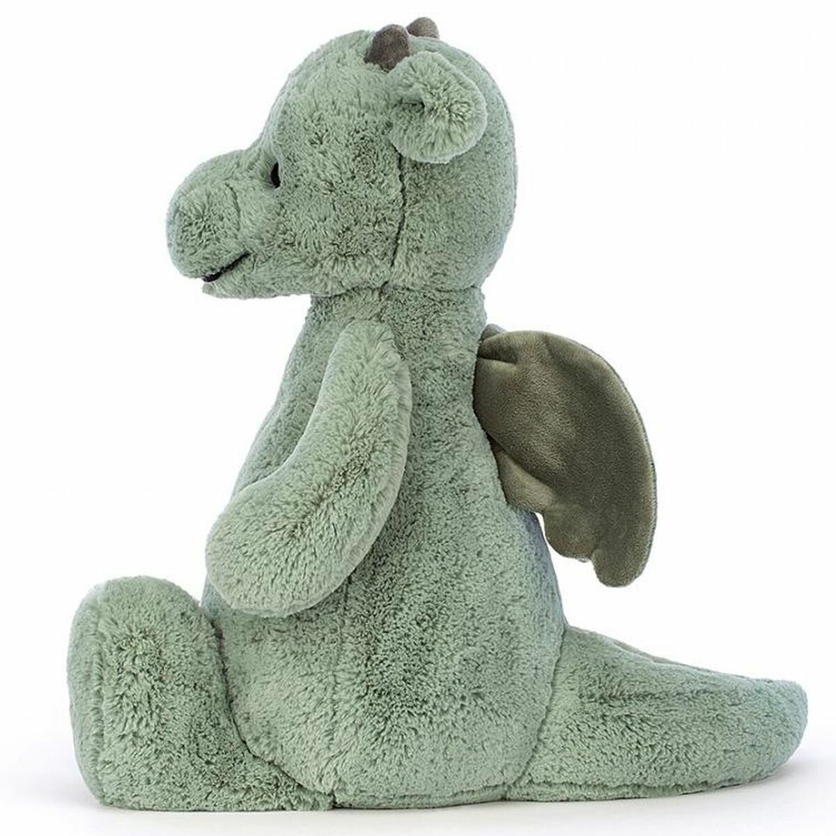 Ce Dragon a une fourrure ultra douce vert sauge pâle, des cornes suédées et une longue queue molle, cette bête est assez fantastique. Nous adorons ces jolies petites ailes contrastées, ces gros pieds et ces fines oreilles