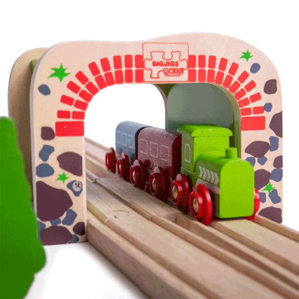 Long de 14 cm, il permet facilement aux enfants de pousser et de tirer les trains sous le tunnel.