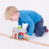 Ajouter des accessoires à un circuit de train en bois destiné aux enfants est une excellente idée pour stimuler leur créativité