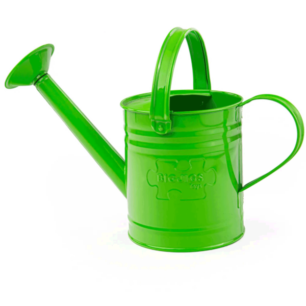 Cet arrosoir en métal vert pour enfant est très pratique pour jardiner en famille ou avec les copains.